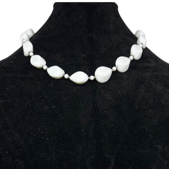 Vintage 1980s White Lucite Teardrop Bead Chunky Statement Pearl Finish 20" - Picture 1 of 5